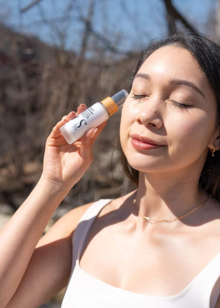 UNDER EYE PUFFINESS 1 Woman Holding A Serum on Her Hand | gfacemd | Wellesley
